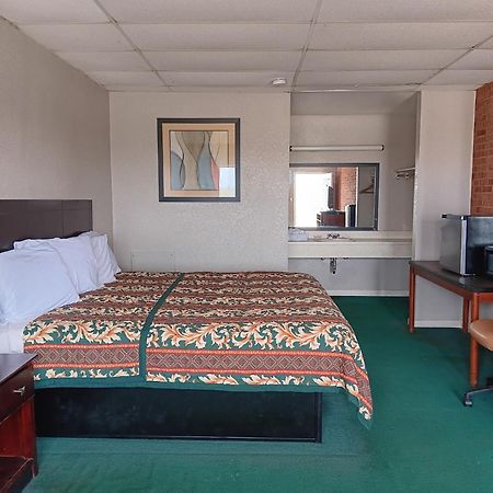 Oyo Sheldon'S Motel And Restaurant Keysville Exterior photo