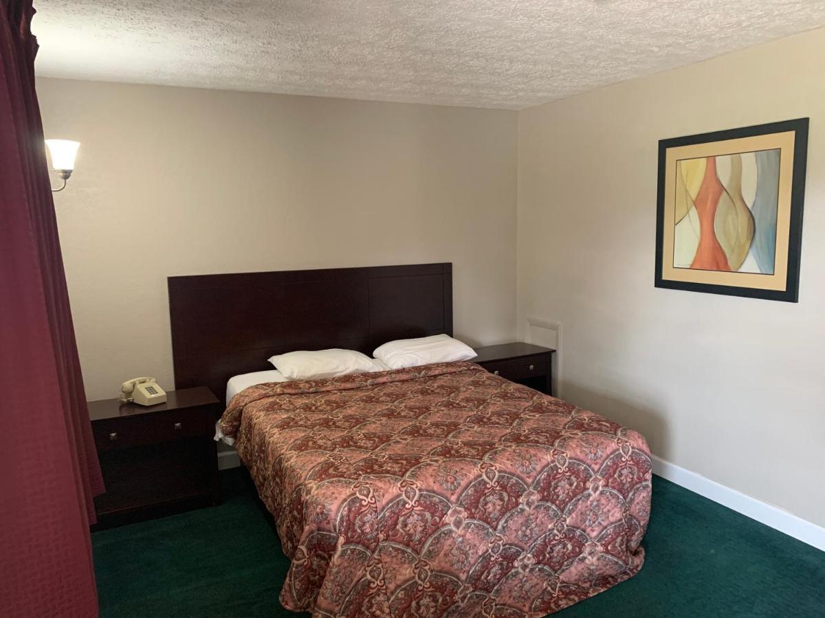 Oyo Sheldon'S Motel And Restaurant Keysville Exterior photo