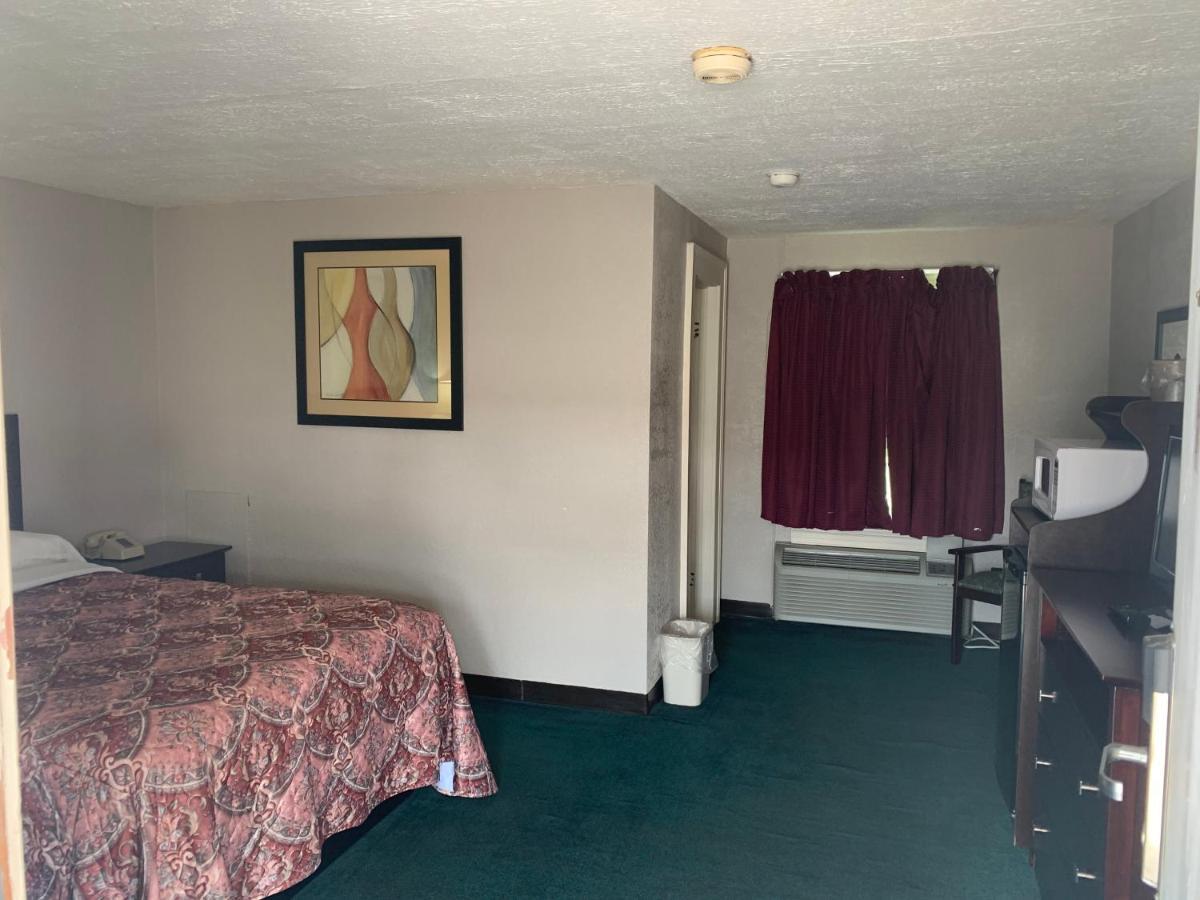 Oyo Sheldon'S Motel And Restaurant Keysville Exterior photo