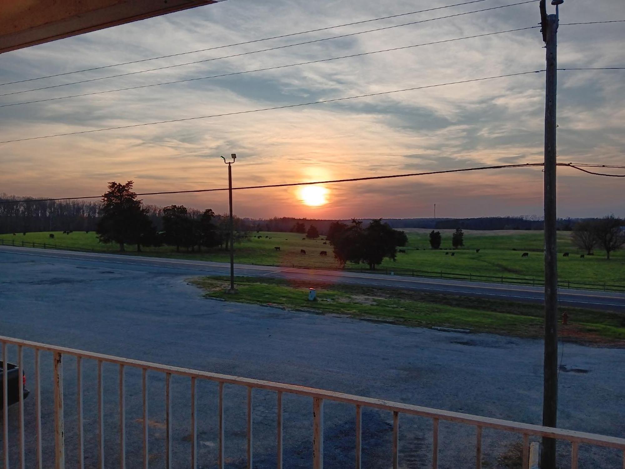 Oyo Sheldon'S Motel And Restaurant Keysville Exterior photo