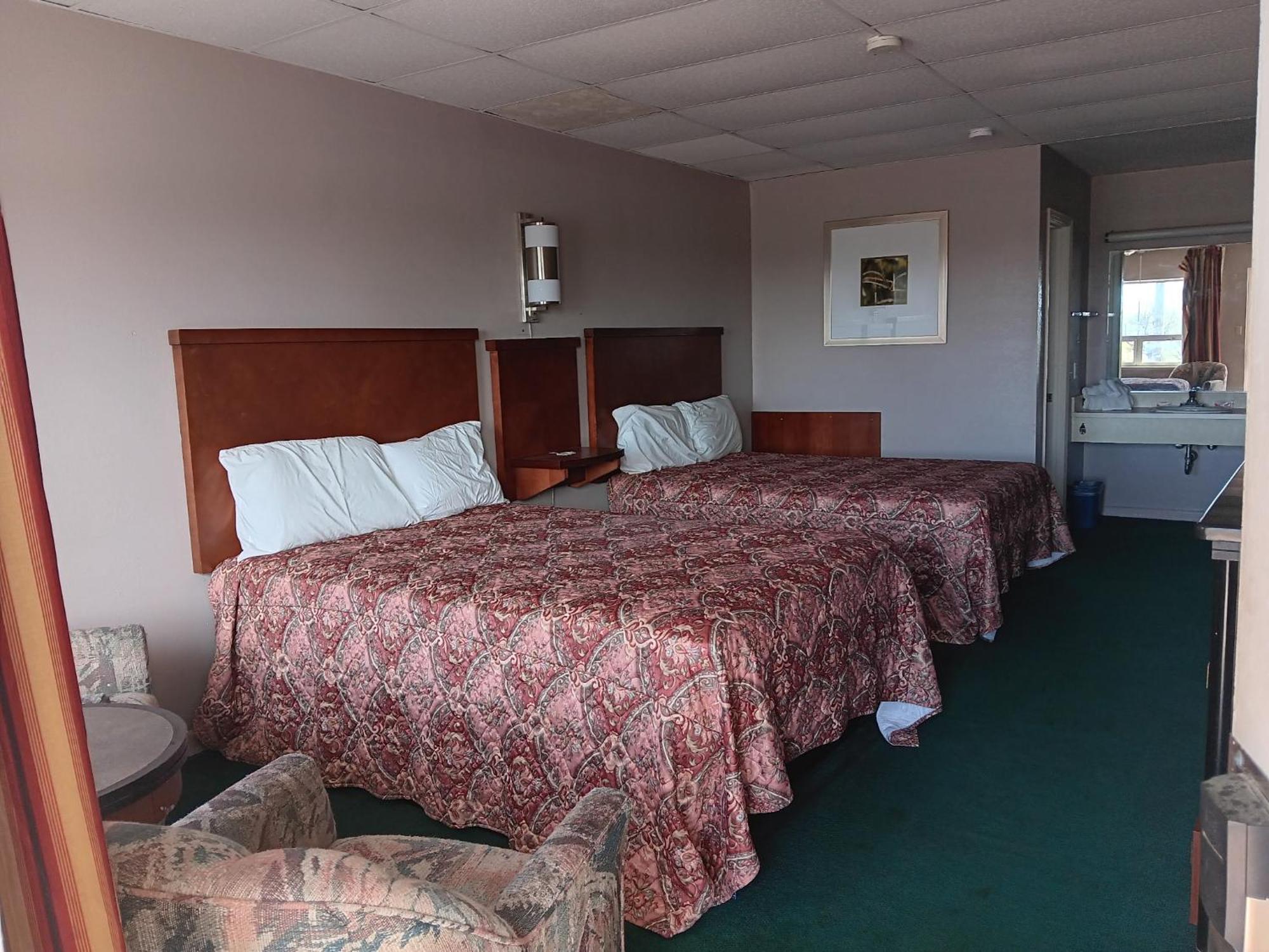 Oyo Sheldon'S Motel And Restaurant Keysville Exterior photo
