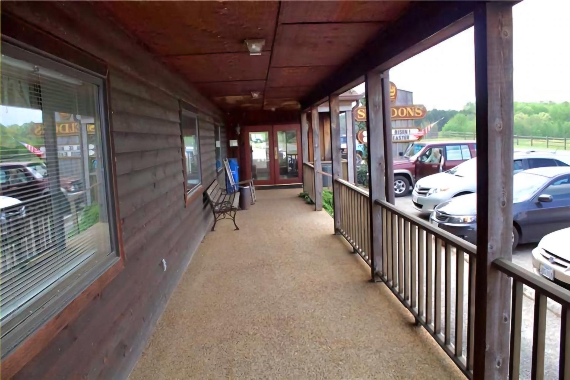 Oyo Sheldon'S Motel And Restaurant Keysville Exterior photo