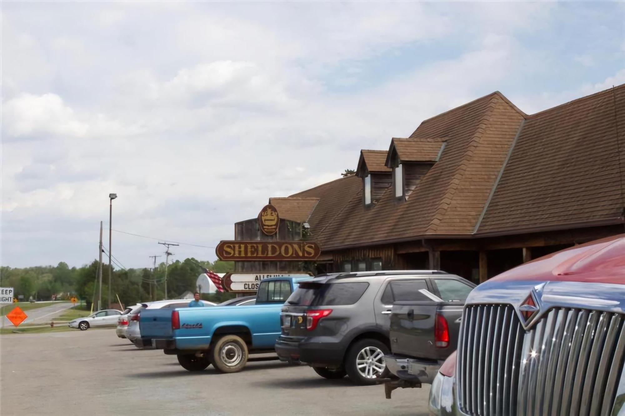 Oyo Sheldon'S Motel And Restaurant Keysville Exterior photo