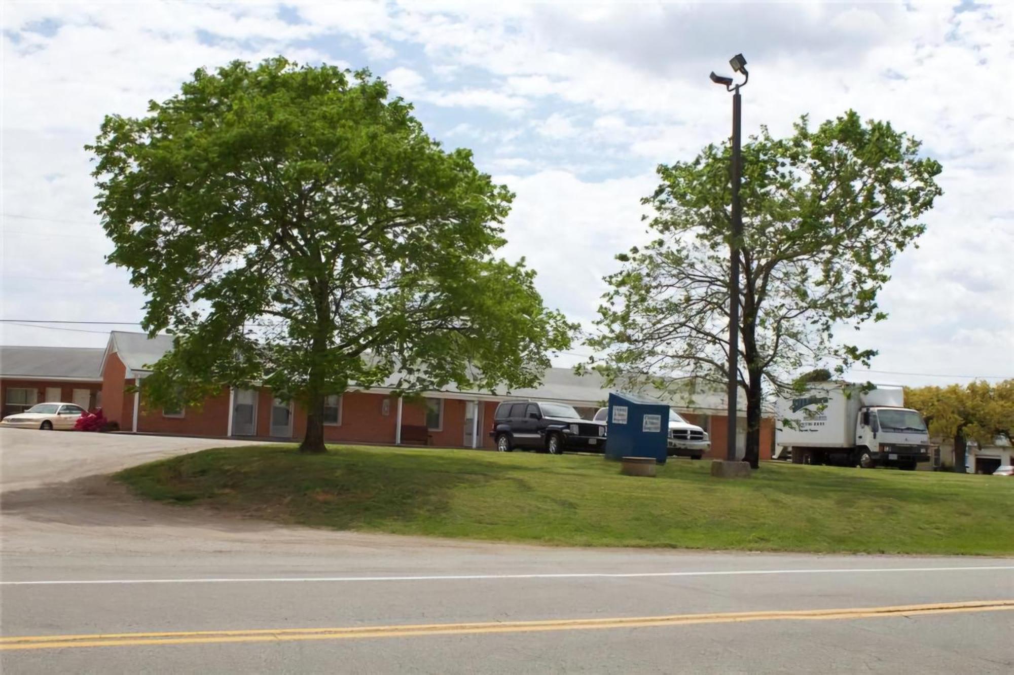Oyo Sheldon'S Motel And Restaurant Keysville Exterior photo