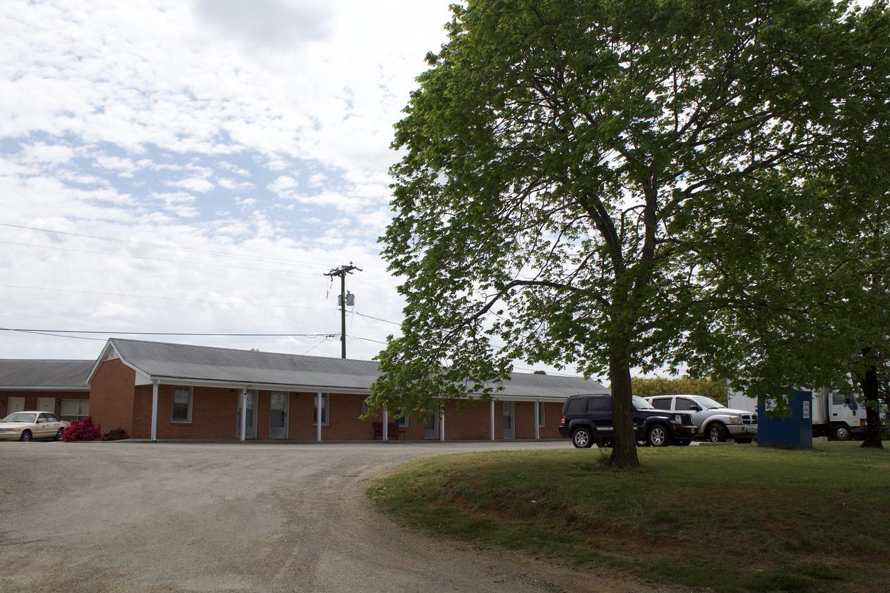Oyo Sheldon'S Motel And Restaurant Keysville Exterior photo
