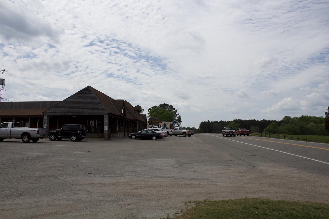 Oyo Sheldon'S Motel And Restaurant Keysville Exterior photo