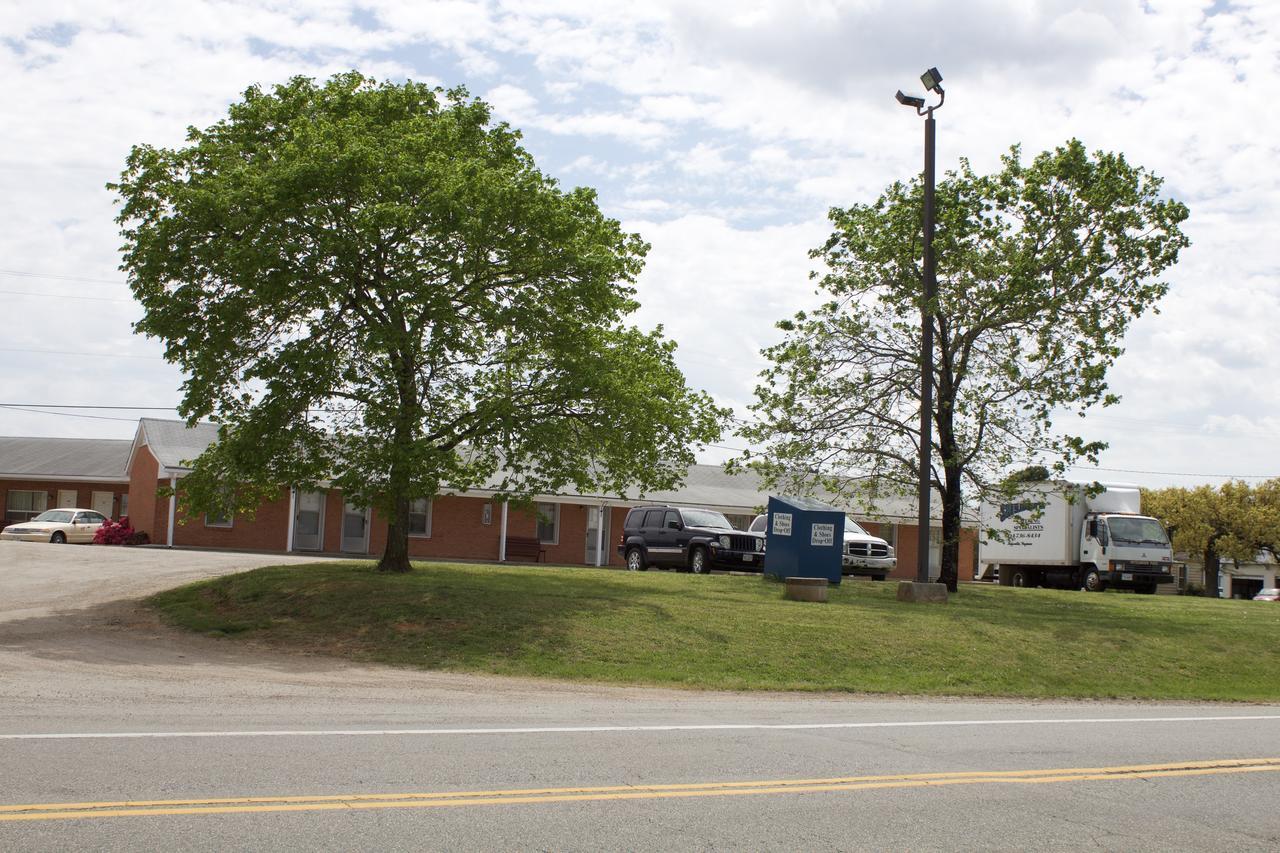 Sheldon'S Motel And Restaurant Keysville Exterior photo