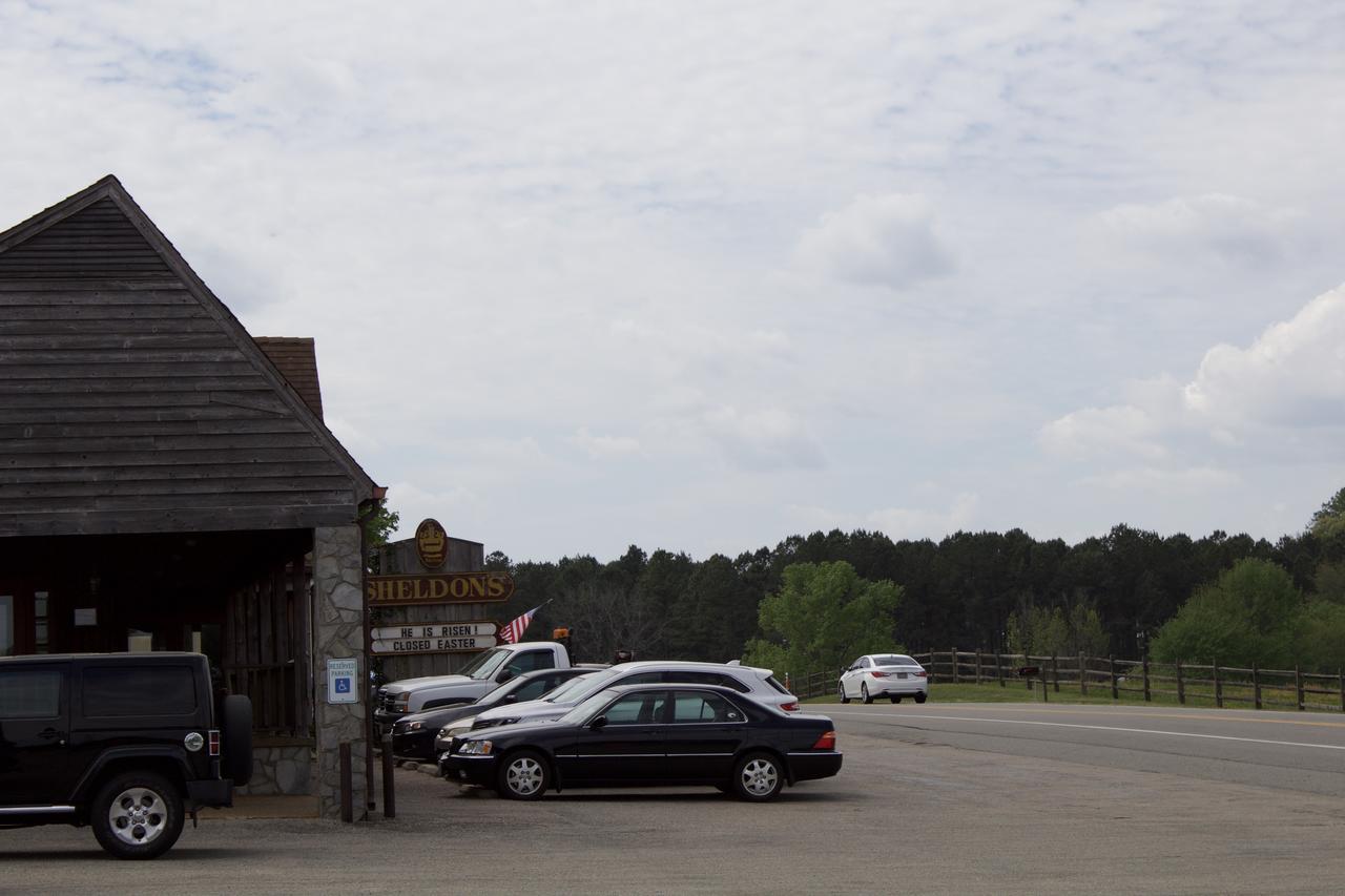 Oyo Sheldon'S Motel And Restaurant Keysville Exterior photo