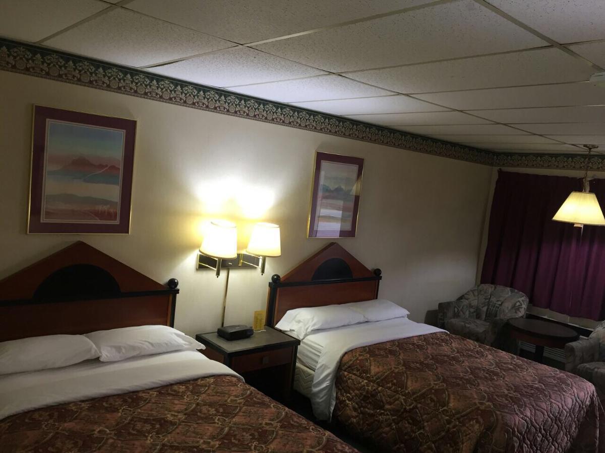 Oyo Sheldon'S Motel And Restaurant Keysville Exterior photo