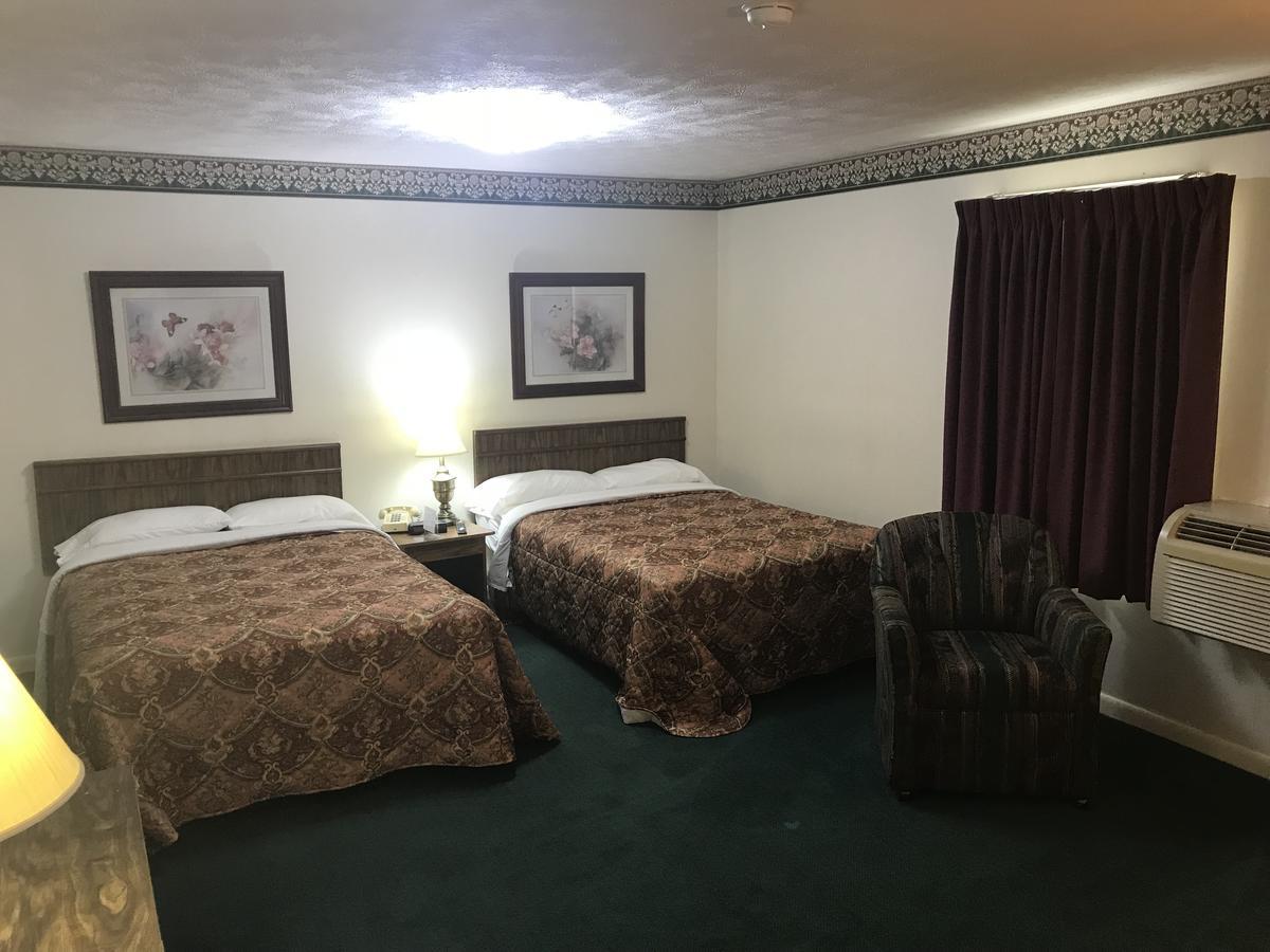 Oyo Sheldon'S Motel And Restaurant Keysville Exterior photo