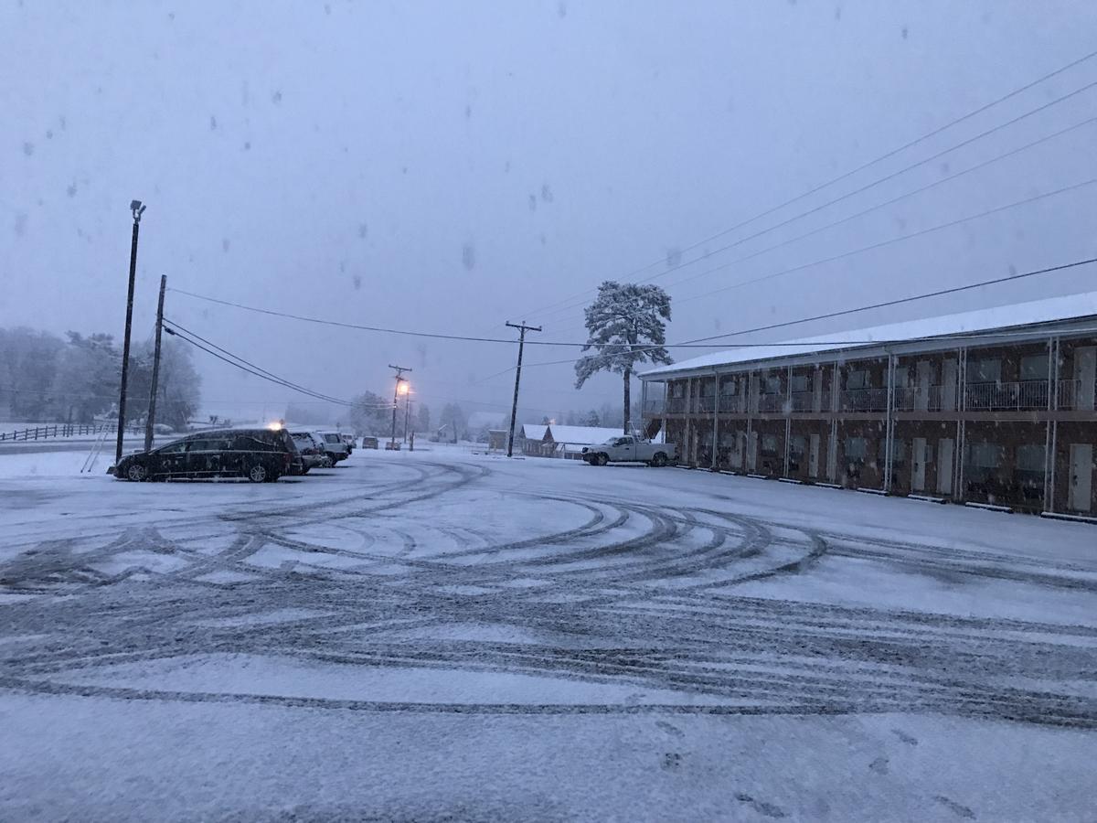 Oyo Sheldon'S Motel And Restaurant Keysville Exterior photo